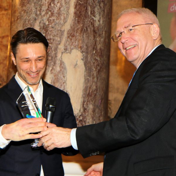 Niko Kovac (li.) bekommt den Fair-Play-Preis von Dr. Michael Vesper (DOSB) überreicht (Foto: imago/Hartenfelser)