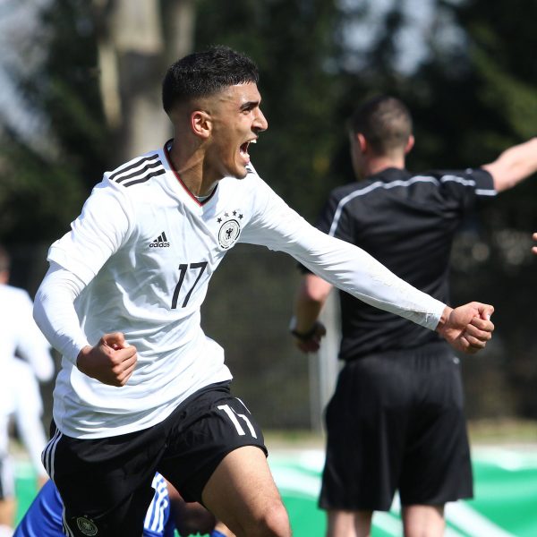 Aymen Barkok freut sich über seinen ersten Treffer im Nationaldress. (Foto: imago/Eibner)