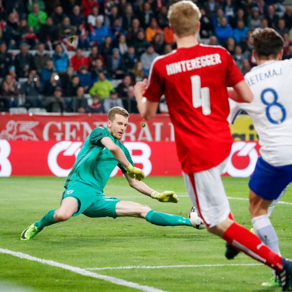 Lukas Hradexky hielt seine finnische Nationalmannschaft mit starken Paraden in der Partie. Nun winkt ihm zusammen mit Heinz Lindner das eine oder andere Kaltgetränk. (Foto: Imago/Eibner Europa)