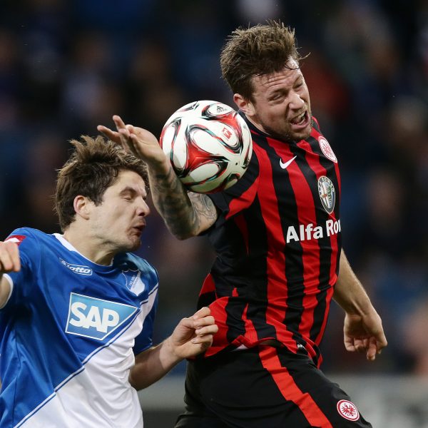 Hier noch als Gegner, bald wieder Kollegen? Pirmin Schwegler und Marco Russ im Kampf um den Ball.