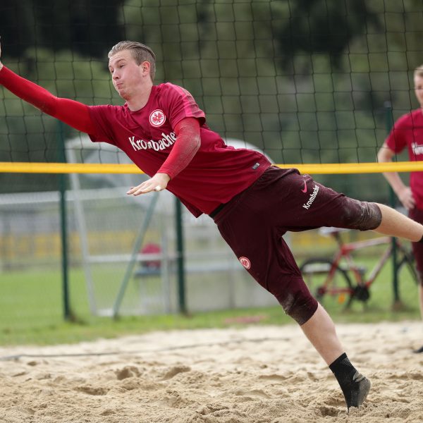 Leon Bätge fliegt noch mindestens zwei weitere Jahre für die SGE.