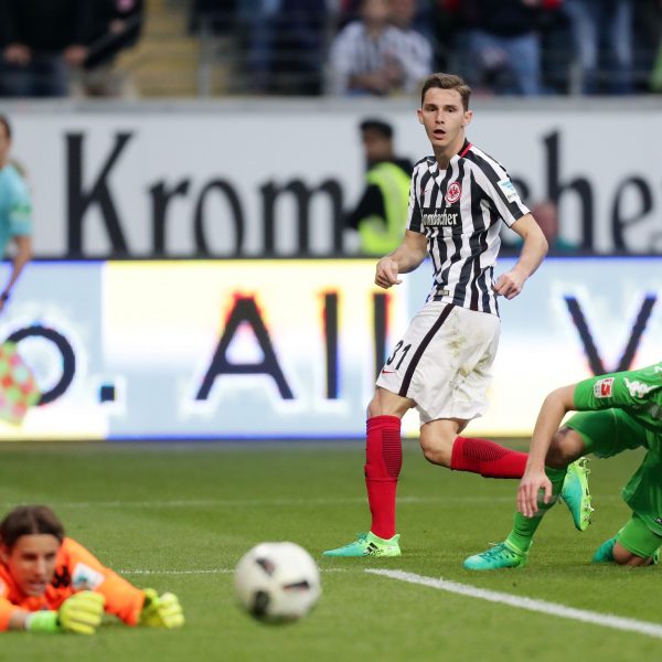 Branimir Hrgota scheitert an Yann Sommer. Er war aber nicht der einzige Spieler der Eintracht, der erneut Großchancen liegen gelassen hat.