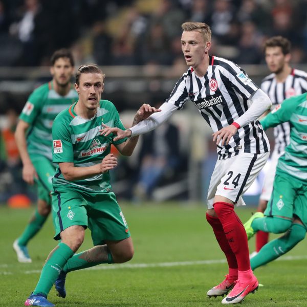  Marius Wolf kann sich jetzt wieder in der Bundesliga beweisen. Hier gegen Bremens Max Kruse.