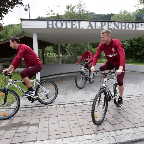 Leon Bätge fliegt noch mindestens zwei weitere Jahre für die SGE.