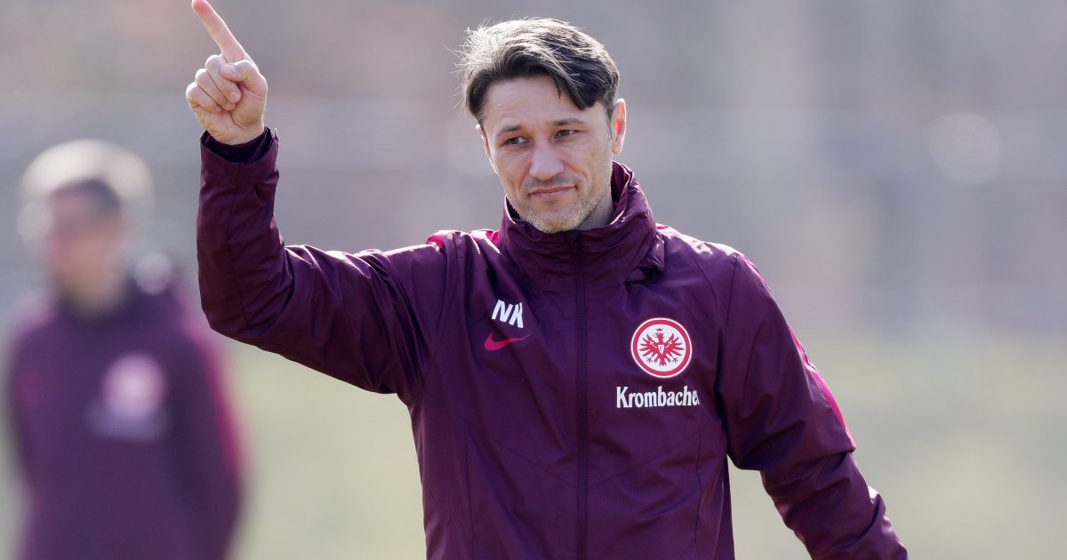  Der Coach der SGE zeigt an, wo die Reise hingehen soll: möglichst weit nach oben.