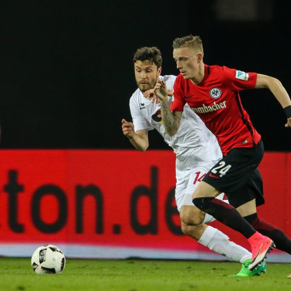 Marius Wolf (re.), hier im Duell mit Jonas Hector, gab ein ordentliches Debüt für Frankfurt ab. (Bild: imago/Eibner)