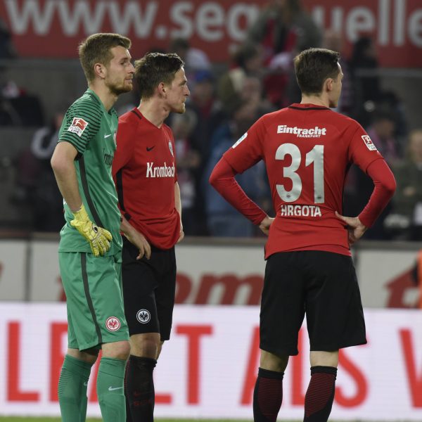 Die Eintracht steht auch nach dem Spiel gegen den 1.FC Köln wieder mit leeren Händen da und verzweifelt an sich selbst. (Bild: imago/Horstmüller)