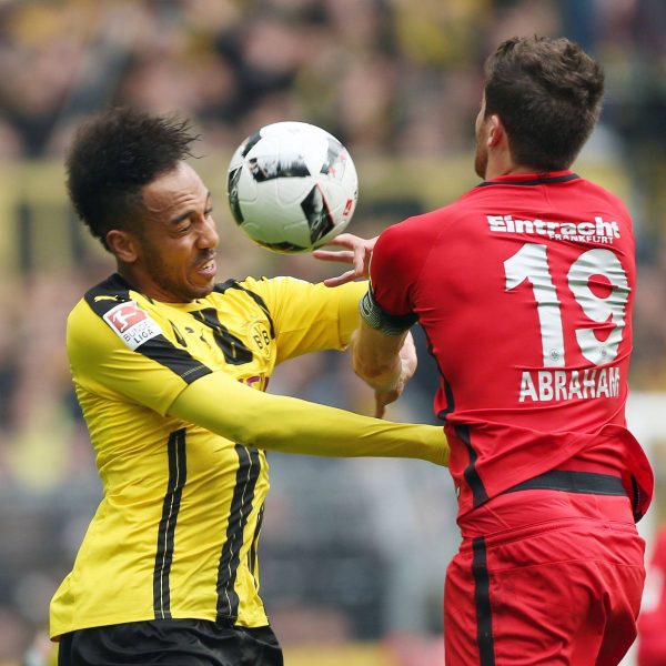 Abraham im Zweikampf mit Aubameyang. (Bild: imago/Eibner)