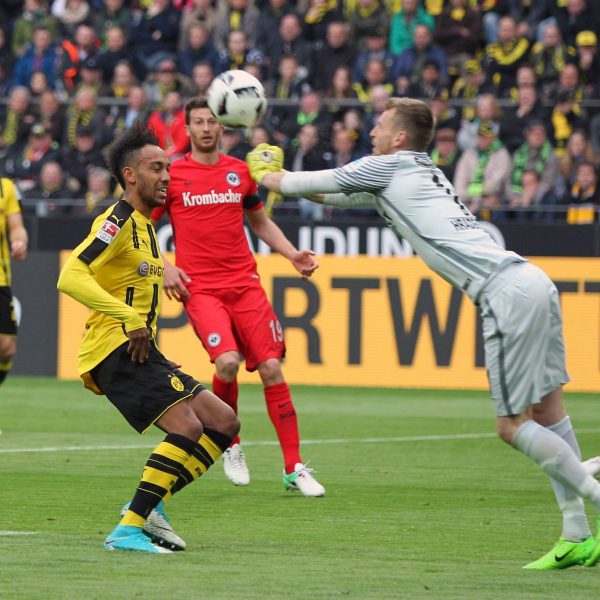 Lukas Hradecky rettet knapp vorm heranstürmenden Pierre-Emerick Aubameyang. (Foto: imago/Eibner)