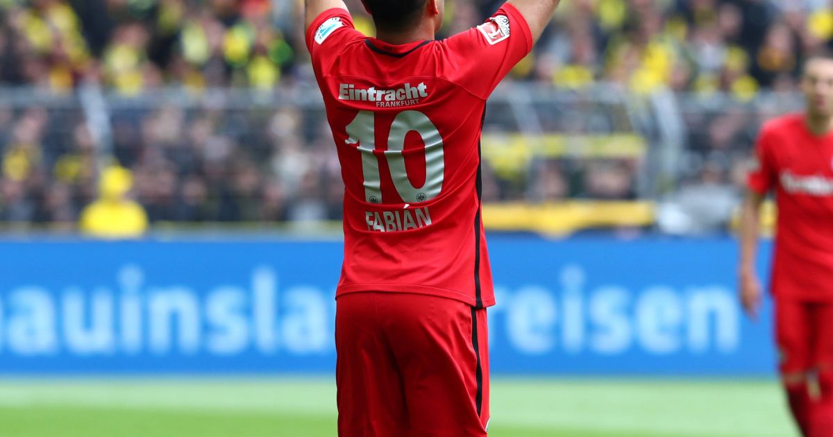 Marco Fabian formt nach seinem Treffer ein Herz. (Bild: imago/Thomas Bielefeld)