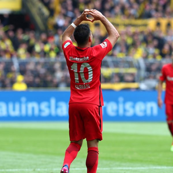 Marco Fabian formt nach seinem Treffer ein Herz. (Bild: imago/Thomas Bielefeld)