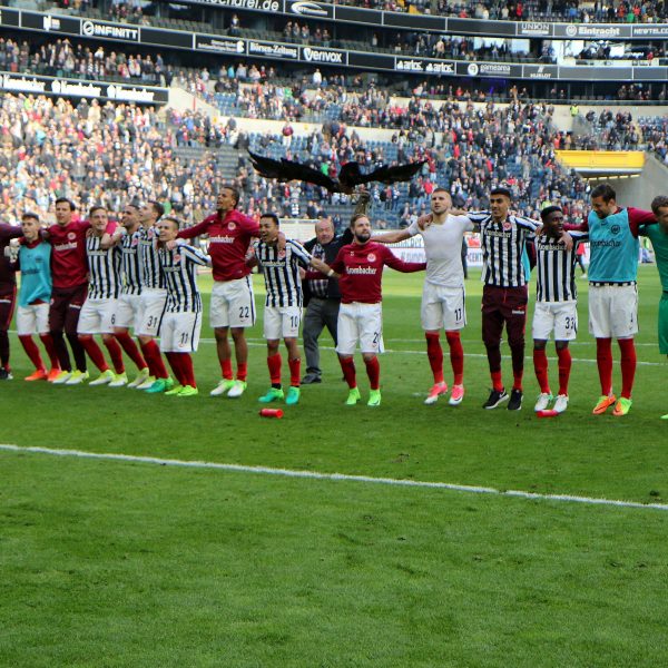  Die Mannschaft feiert nach dem Spiel gegen Augsburg den ersten Sieg seit zehn Spielen. (Bild: imago/Hartenfelser)
