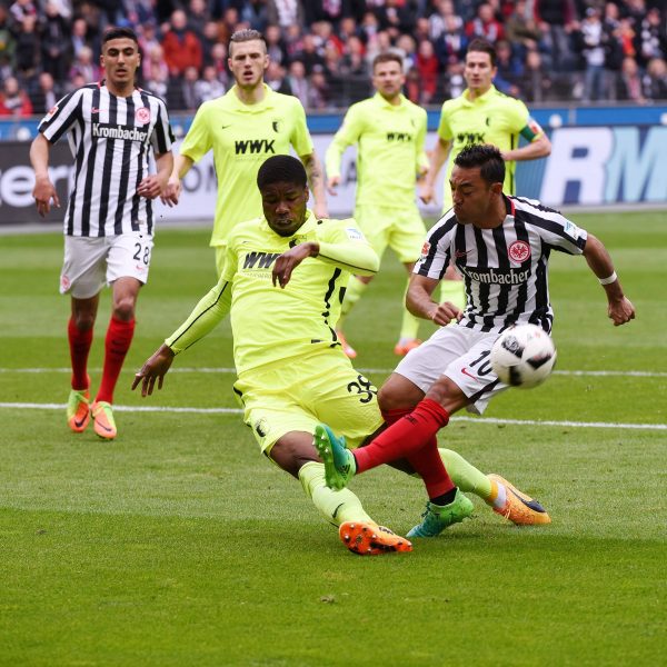  Kämpft um jeden Ball: Marco Fabián. (Bild: imago/Hartenfelser)