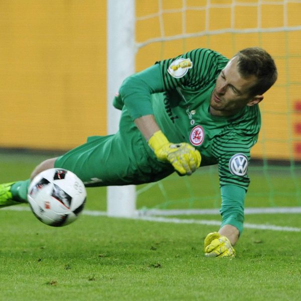  Lukas Hradecky hält im Elfmeterschießen zwei Elfmeter und wird zum 