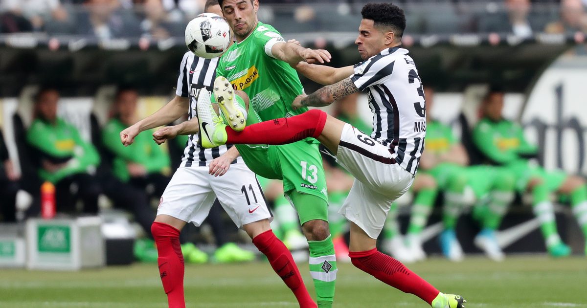 Die Eintracht kämpft um jeden Ball. Bislang konnte sie sich noch nicht mit einem Treffer belohnen.