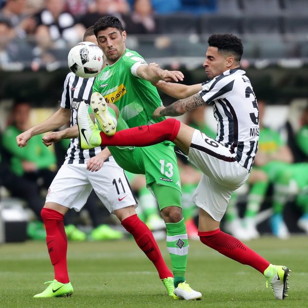 Die Eintracht kämpft um jeden Ball. Bislang konnte sie sich noch nicht mit einem Treffer belohnen.