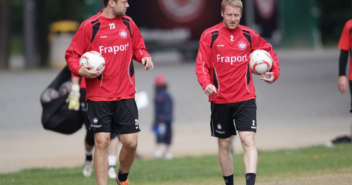  Patrick Ochs (re.) sieht die Lage der Eintracht etwas entspannter als Marco Russ (li.).