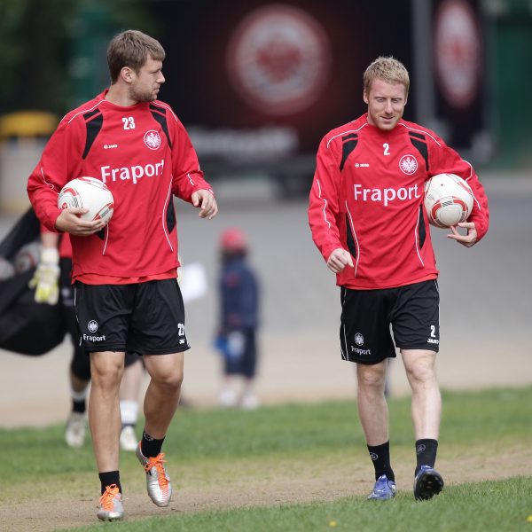  Patrick Ochs (re.) sieht die Lage der Eintracht etwas entspannter als Marco Russ (li.).