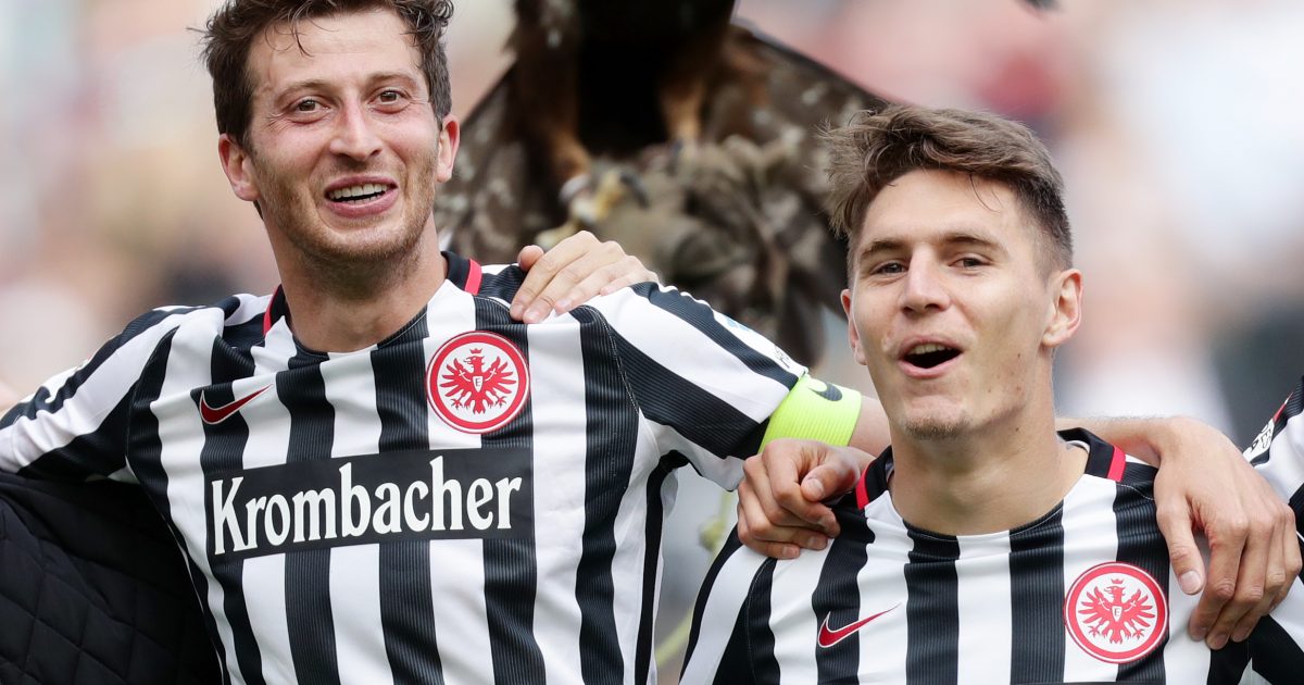 David Abraham (li.) und Guillermo Varela (re.) freuen sich bereits auf das DFB-Pokal-Endspiel am Samstag. Ob sie aber in der kommenden Saison noch zusammen spielen, ist unklar.