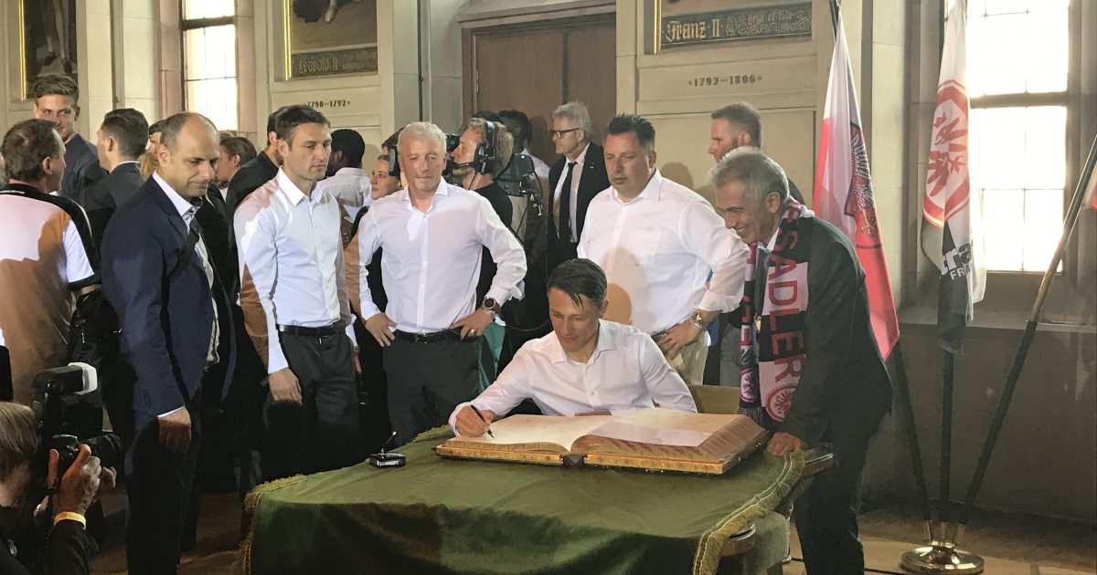  Ein bewegender Moment für die Eintracht : Trainer Niko Kovac setzt seine Unterschrift in das goldene Buch der Stadt Frankfurt!