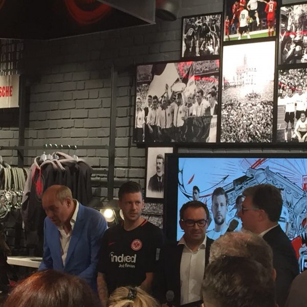  Peter Fischer, Marco Russ und Axel Hellmann eröffneten den neuen Fanshop in der Frankfurter Innenstadt und präsentierten das neue Auswärtstrikot der Eintracht.