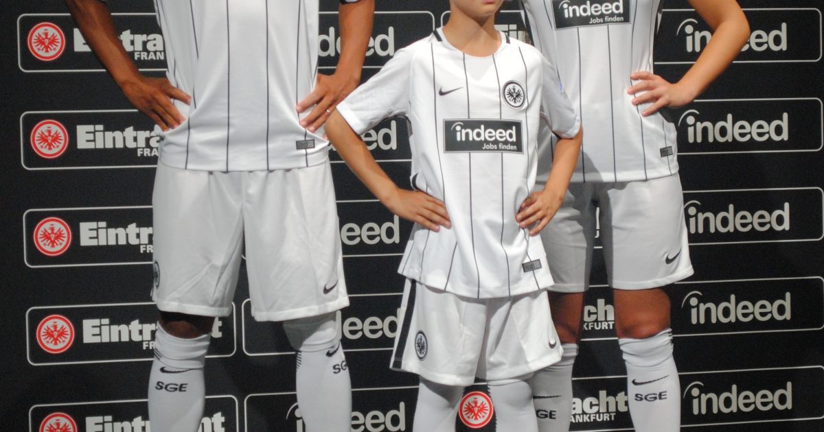 Timothy Chandler, Jugendspieler Harun Güler und Hessenliga-Spielerin Vanessa Klich im neuen Eintracht-Dress.
