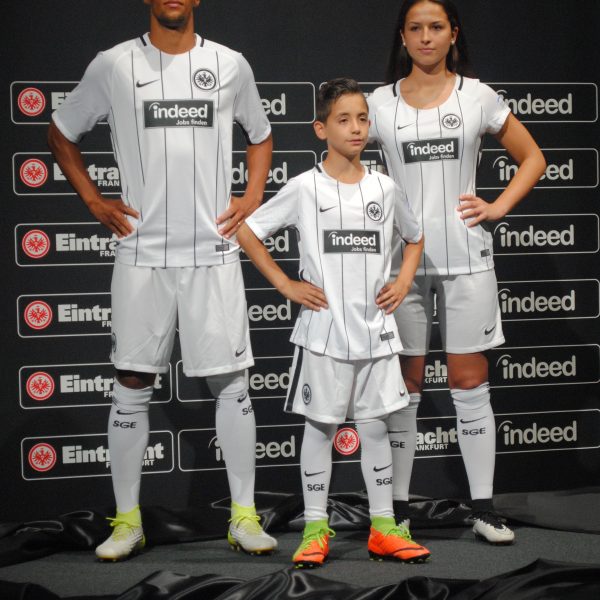  Timothy Chandler, Jugendspieler Harun Güler und Hessenliga-Spielerin Vanessa Klich im neuen Eintracht-Dress.