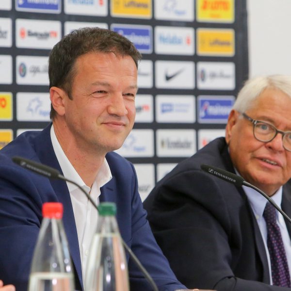  Viel Fantasie nötig: Sportvorstand Fredi Bobic sucht auf der ganzen Welt nach neuen Spielern - sehr zu Freude von Wolfgang Steubing. (Foto: Imago/Eibner)