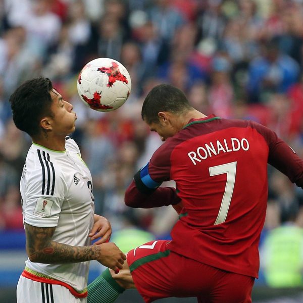  Carlos Salcedo hatte es nicht einfach gegen Weltfußballer Ronaldo.(Bild: imago/ITAR-TASS)