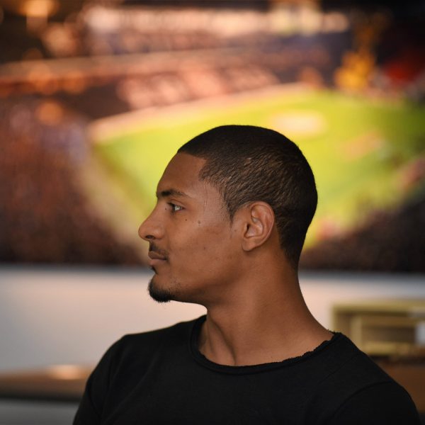  Im Hintergrund schimmert das Waldstadion: Sebastien Haller stellt sich vor. (Foto: Imago/Hartenfelser)