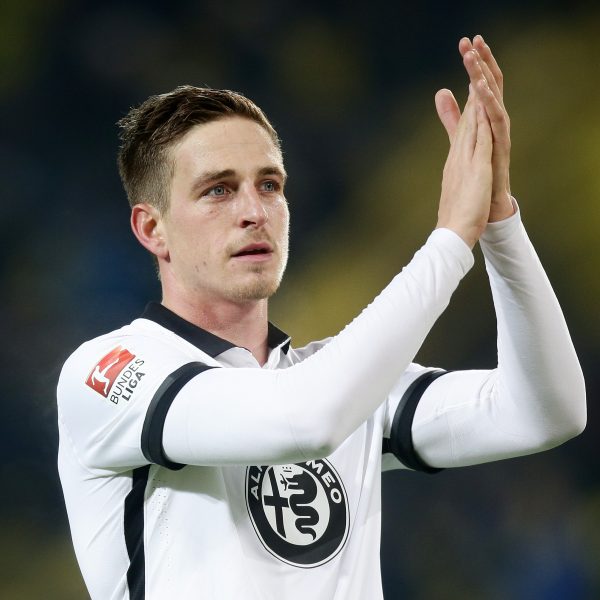  Oczipka verlässt die Eintracht und bedankt sich ein letztes Mal bei den Eintracht-Fans.