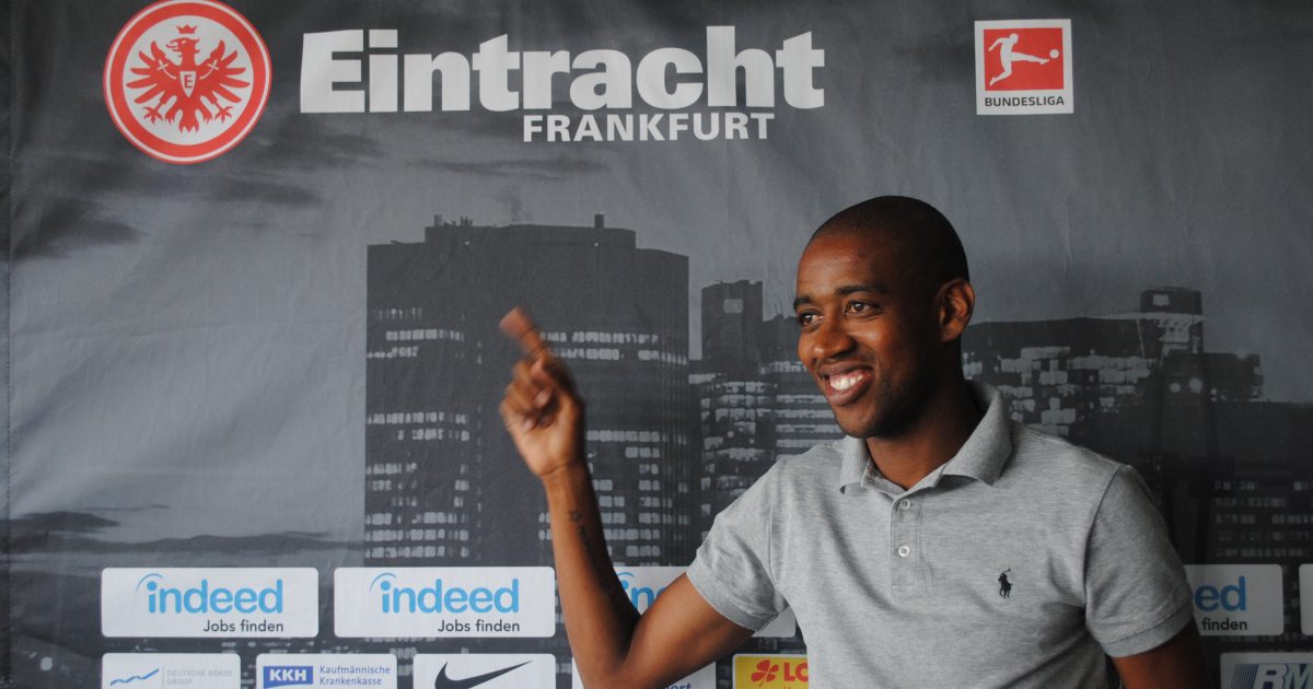  Gelson Fernandes zeigt an, wofür sein Herz sich entschieden hat: Die Eintracht.