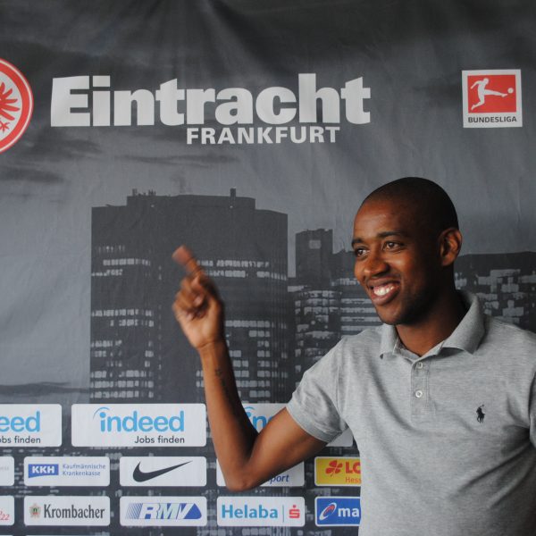 Gelson Fernandes zeigt an, wofür sein Herz sich entschieden hat: Die Eintracht.