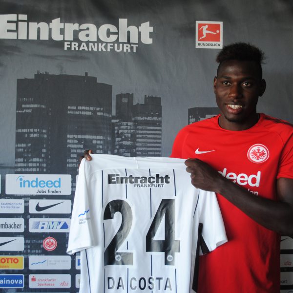  Neuzugang Danny da Costa präsentiert gut gelaunt sein neues Trikot.