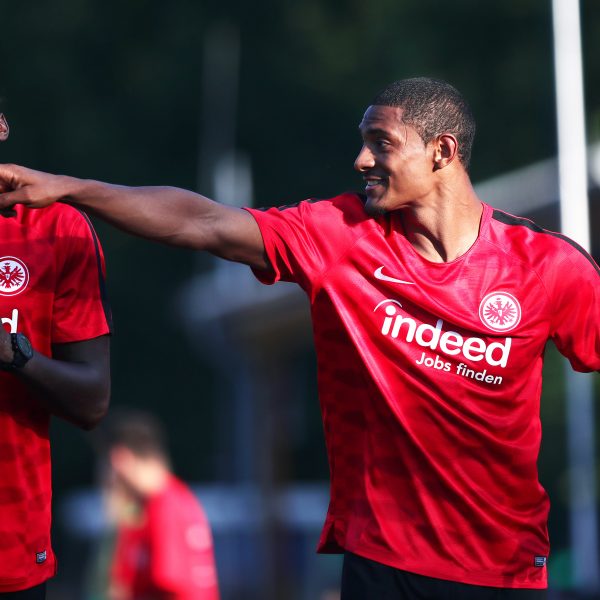  Sebastien Haller zeigt Danny da Costa, wo's lang geht.