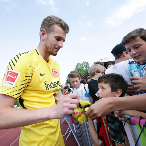  Lukas Hradecky will weiterhin die Nähe zu den Fans bewahren.