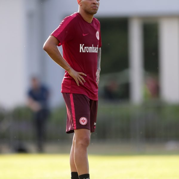  Ratlosigkeit bei Omar Mascarell. Der Spanier muss nach langem Hin und Her nun unters Messer.