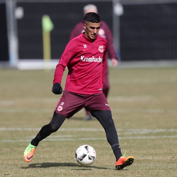  Trägt Aymen Barkok auch in der nächsten Saison das Trainingsshirt der Eintracht?