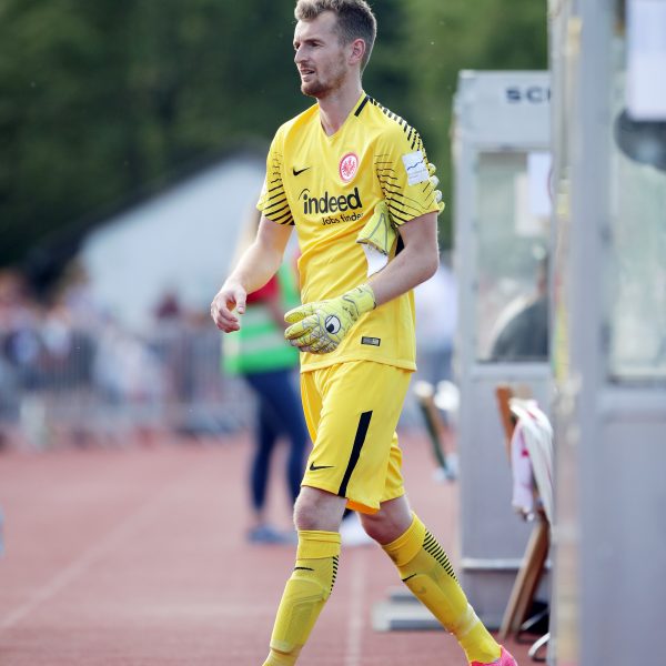  Mit nachdenklichem Blick und nach seinem Sommerurlaub auch mit Bart unterwegs: Torhüter Lukas Hradecky.