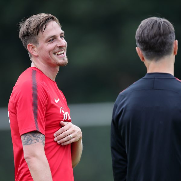  Setzt Bastian Oczipka seine Unterschrift unter ein Arbeitspapier beim FC Schalke 04?