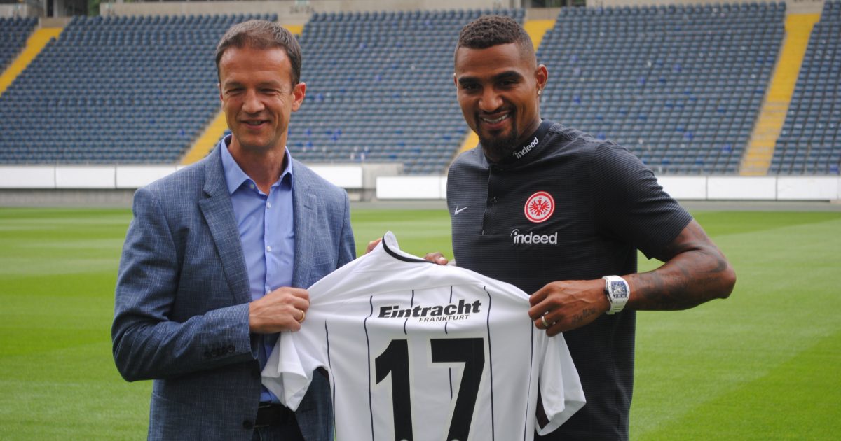  Sportvorstand Fredi Bobic und Neuzugang Prince Boateng präsentieren das Trikot mit der 