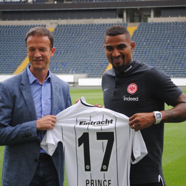  Sportvorstand Fredi Bobic und Neuzugang Prince Boateng präsentieren das Trikot mit der 