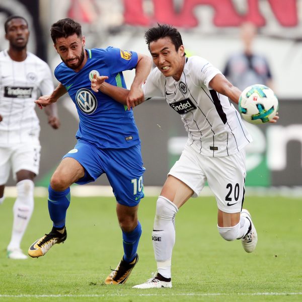  Makoto Hasebe war nach dem Spiel gegen VfL Wolfsburg enttäuscht und griff sich auch an die eigene Nase.