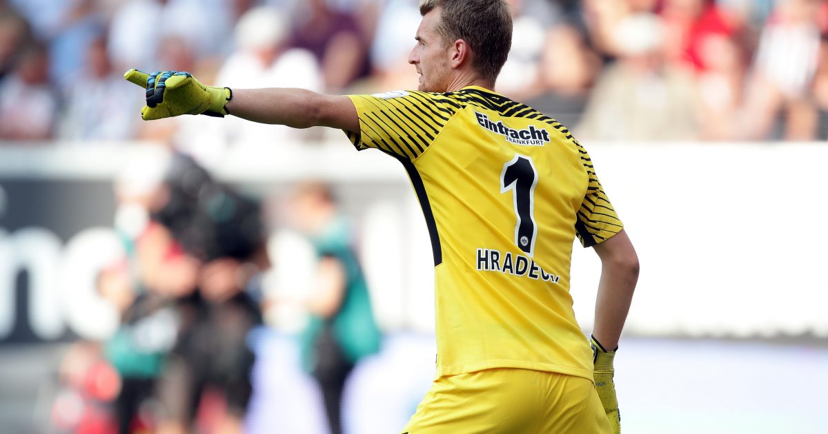  Lukas Hradecky gibt die Richtung vor. Der Schlussmann kommt bei der Spielerbenotung noch am besten davon.