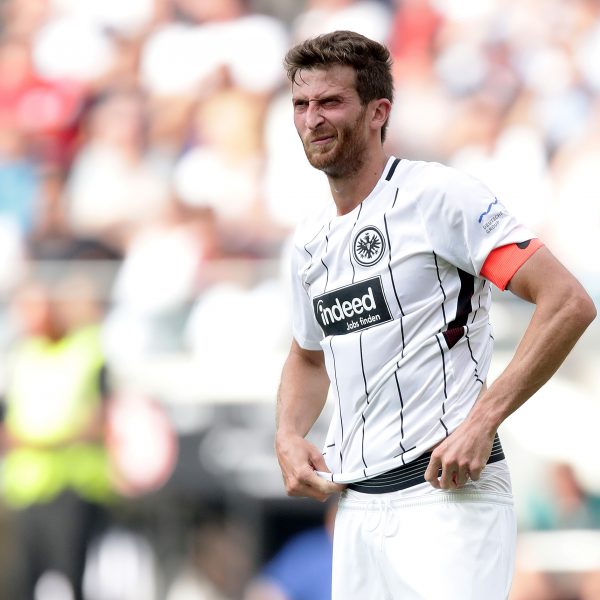  Der aktuelle Kapitän David Abraham blickt spektisch drein, sieht aber dennoch optimistisch in die kommenden Wochen.