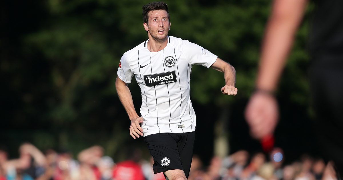  Hat nicht nur den Ball, sondern auch die neue Saison fest im Blick: Verteidiger David Abraham.