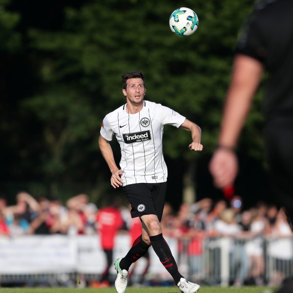  Hat nicht nur den Ball, sondern auch die neue Saison fest im Blick: Verteidiger David Abraham.