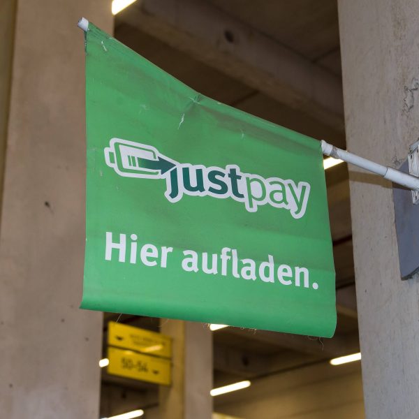  Bei den ersten Heimspielen können Essen und Trinken bar gezahlt werden. (Bild: imago/DeFodi)