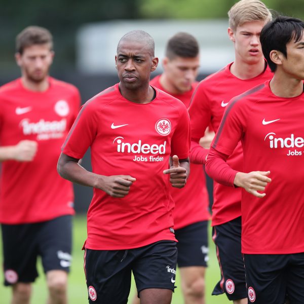  Gelson Fernandes blickt mit seinen Kollegen konzentriert auf den Saisonstart bei seinem Ex-Klub.