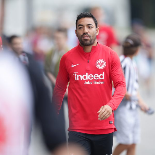 Aufgrund seiner Knieprobleme ist an Training bei Marco Fabian nicht zu denken.